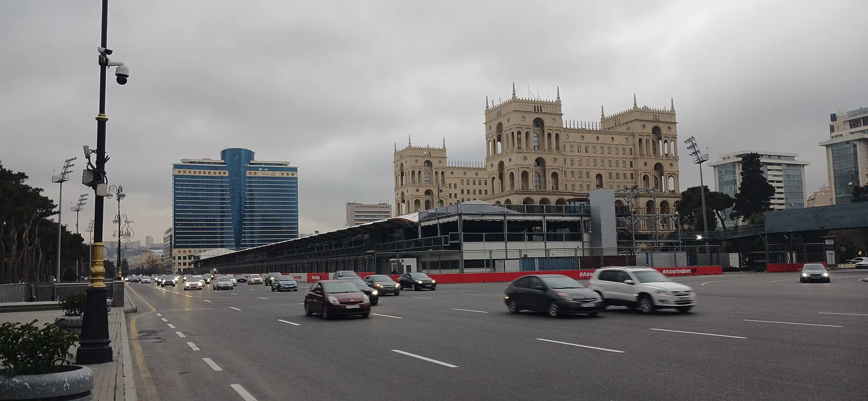 Дом правительства и отбойники вдоль трассы