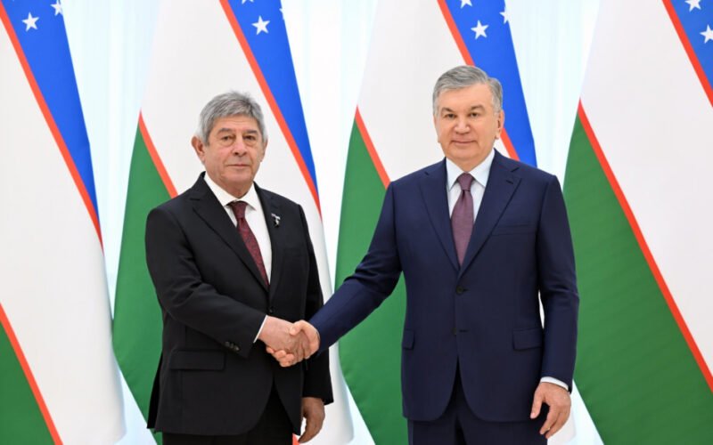 Президент Узбекистана Шавкат Мирзиёев наградил посла Азербайджана Гусейна Гулиева орденом «Меҳнат шуҳрати»