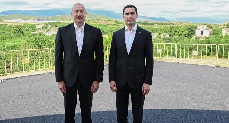 Hikmət Hacıyev prezidentlərin Şuşa gəzintisindən görüntülır paylaşıb