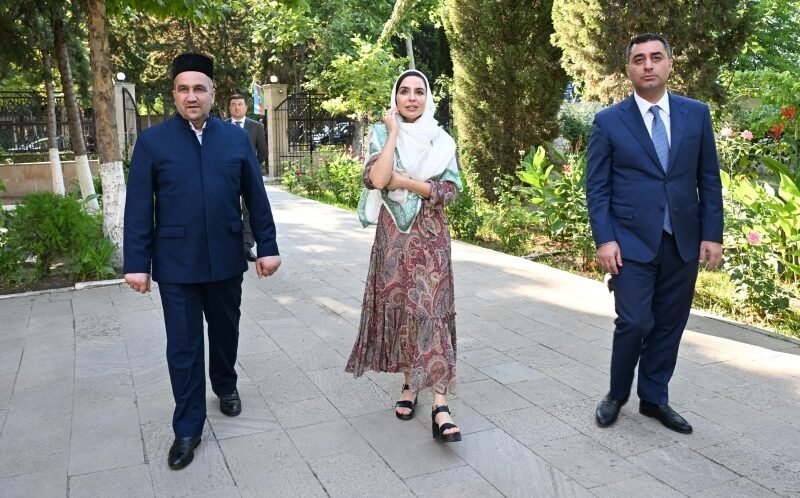 Leyla Əliyeva Yevlaxın tarixi Cümə məscidini ziyarət edib