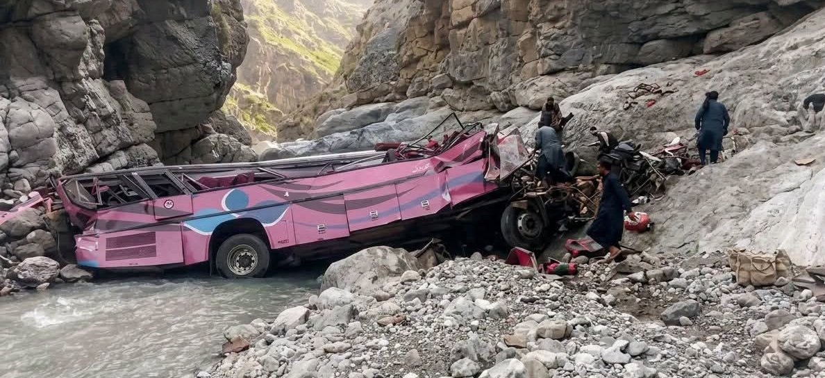 Passenger bus crashes into ravine in Pakistan, 40 killed