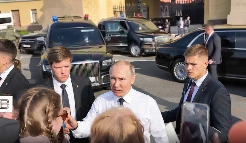 Putin makes unscheduled stop to meet citizens after Navy Day