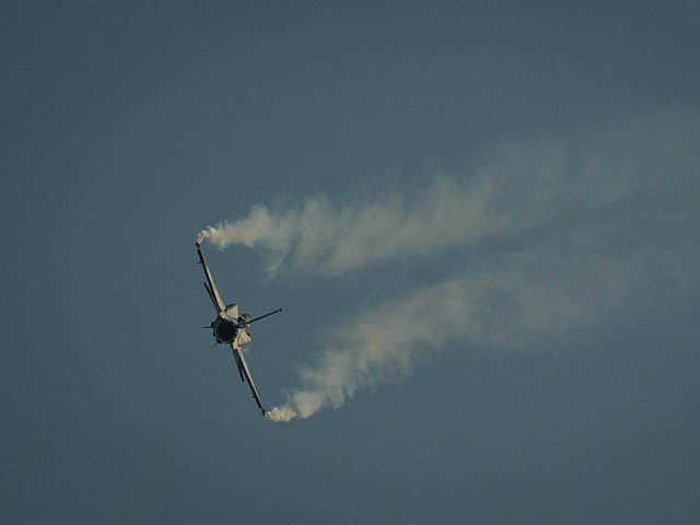 Истребитель F-16 ВВС США в полете. Кабина пилота.