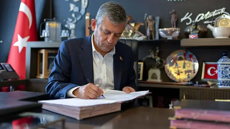 Özgür Özel və 91 millət vəkili CHP-dən istefa verib: Yeni Partiya