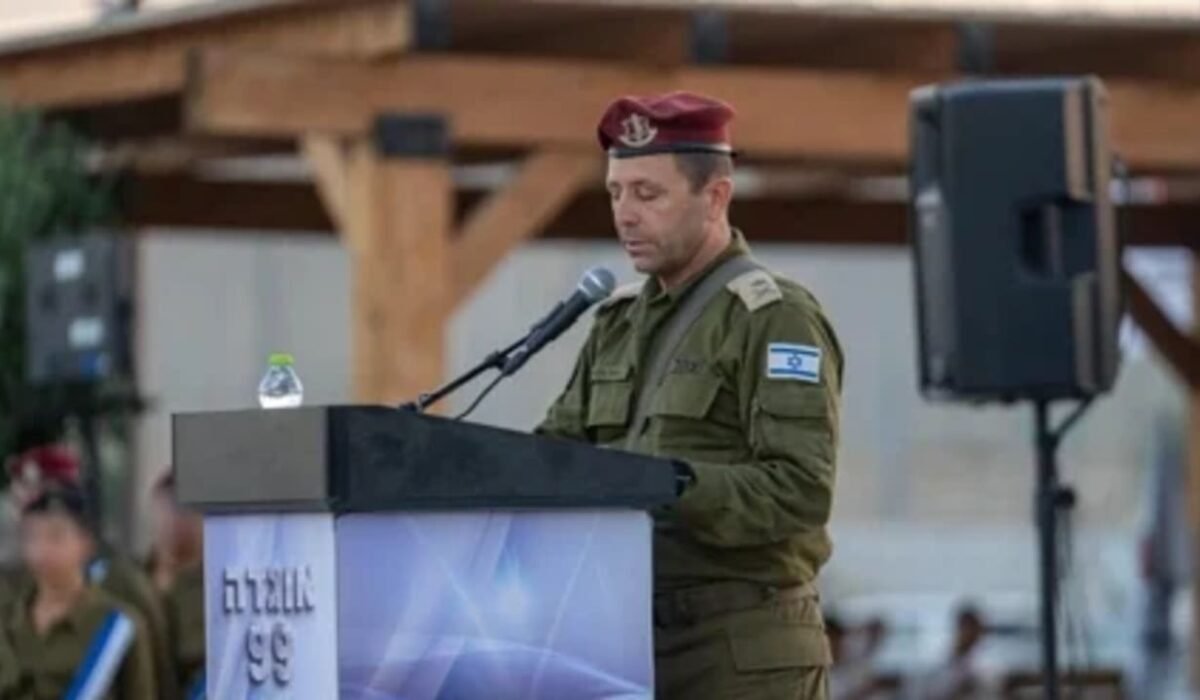 General-mayor Avi Blut hərbi mərasimdə çıxış edir