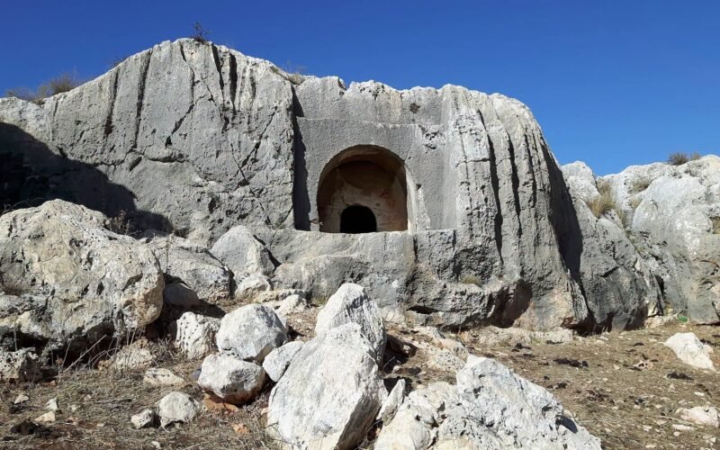 2,000-year-old Jewish family tomb discovered in Samaria