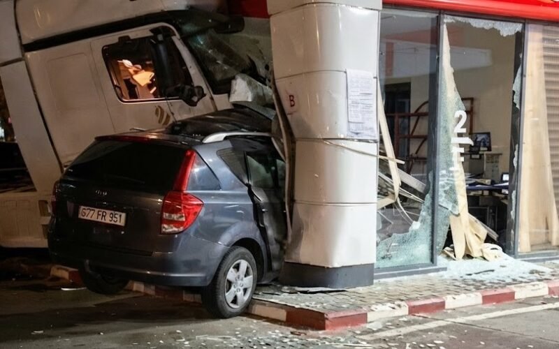 Грузовик врезался на заправку