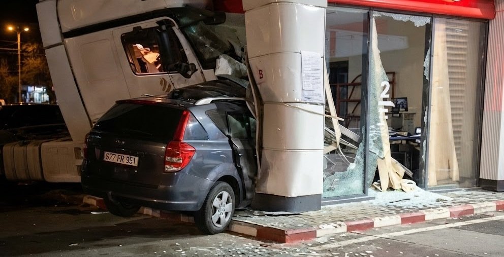 Yük maşını yanacaqdoldurma məntəqəsinə çırpılıb