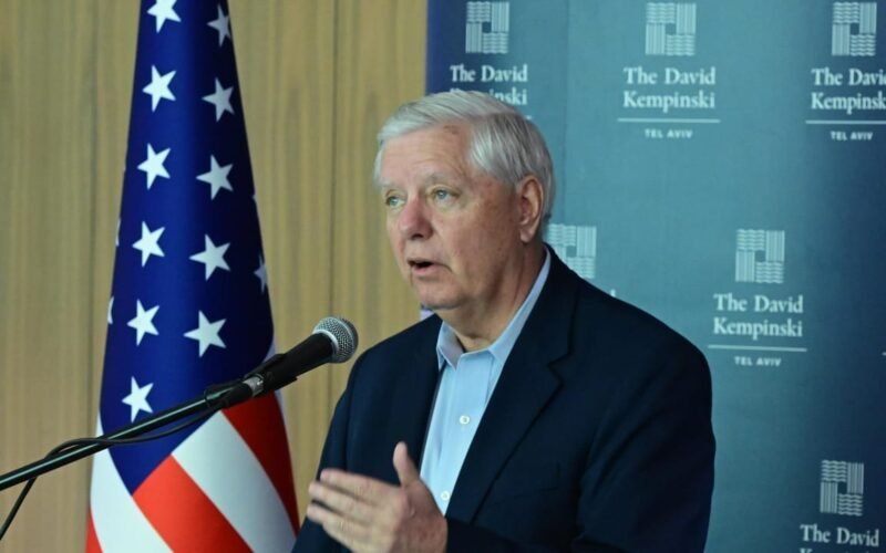 Флаги Ирана и США на фоне символов конфликта на Ближнем Востоке
