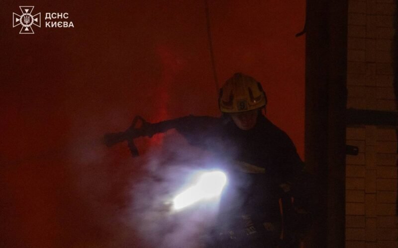 Missile and drone attack on Kyiv: Fire in residential building