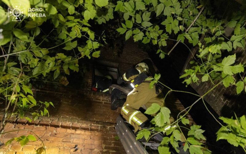 Missile and drone attack on Kyiv: Fire in residential building