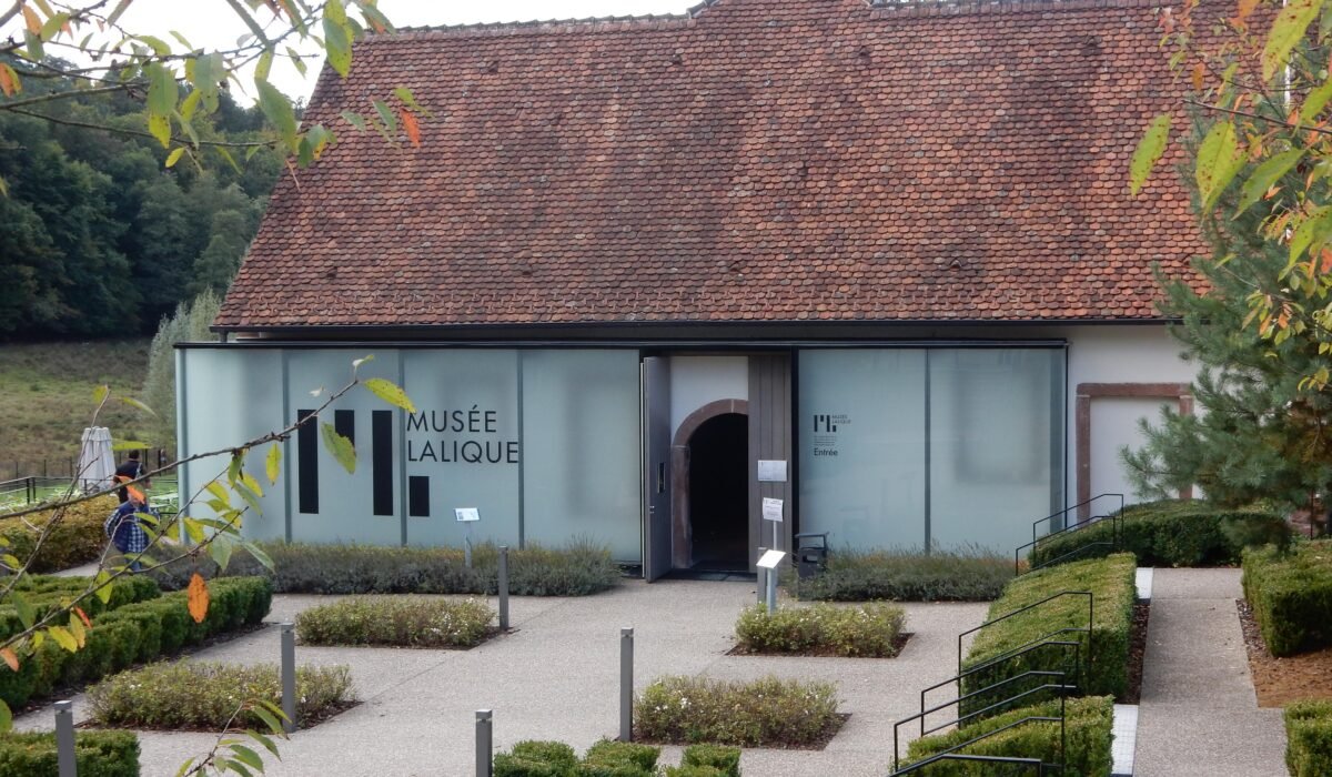 Rare jewelry worth 4 million euros stolen from French museum