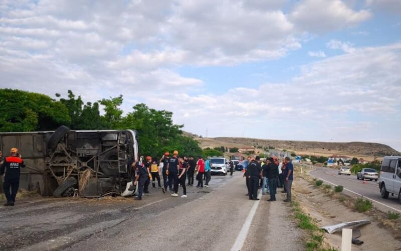 В Турции автобус упал в пропасть: 41 человек ранен