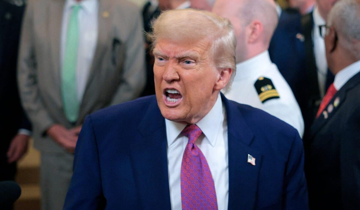 Дональд Трамп выступает с заявлением