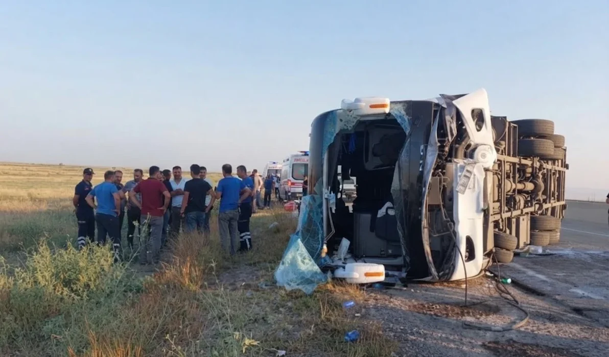 Passenger bus veers off road in Haciqabul district, injures two
