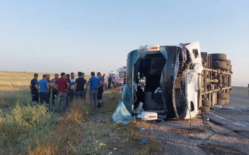 В Хачыгабуле пассажирский автобус съехал с дороги: есть пострадавшие