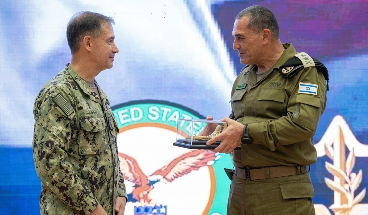 Эяль Замир и Брэд Купер на встрече во время военного форума