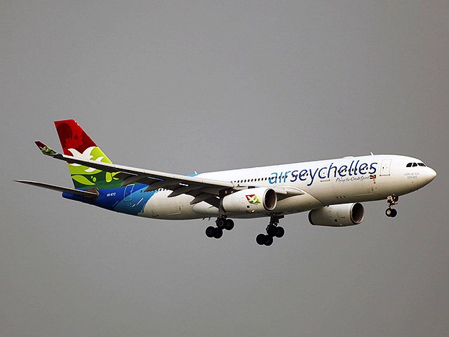 Aeroportda Air Seychelles aviaşirkətinin təyyarəsi