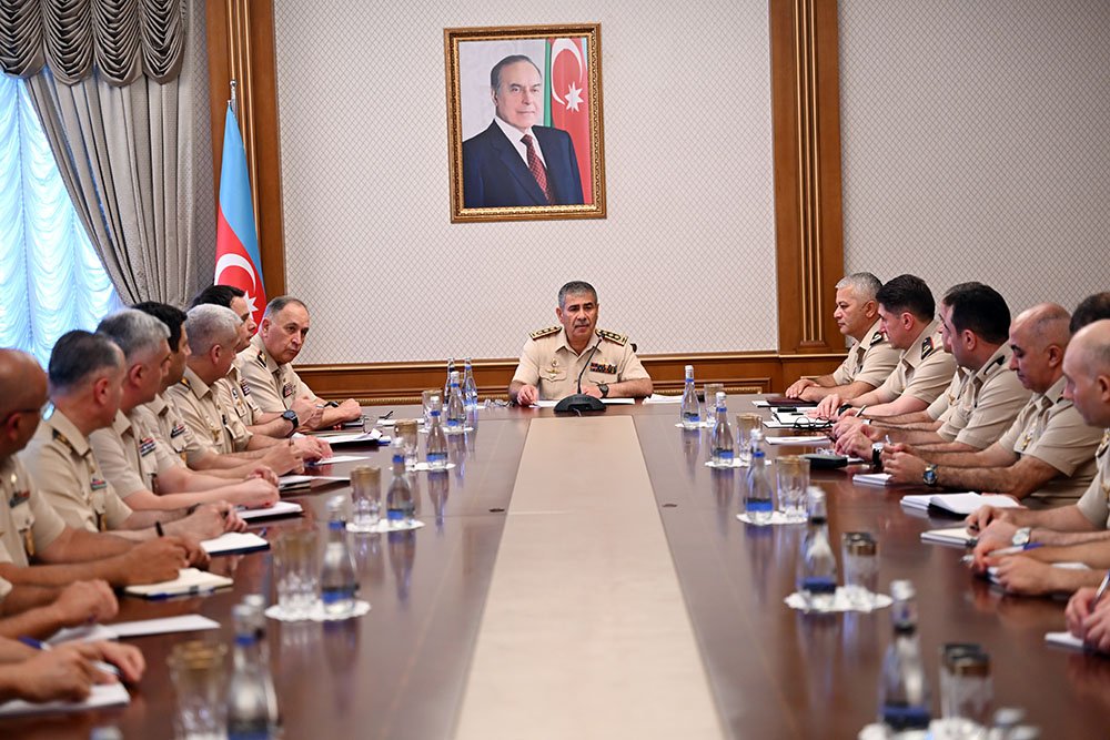 Azərbaycanın müdafiə naziri Zakir Həsənov hərbi attaşelərlə görüşdə
