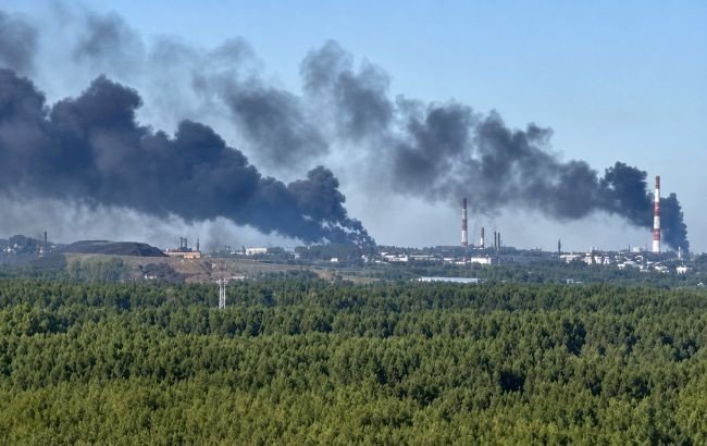 Neft emalı zavodunun sənaye obyektinin görünüşü
