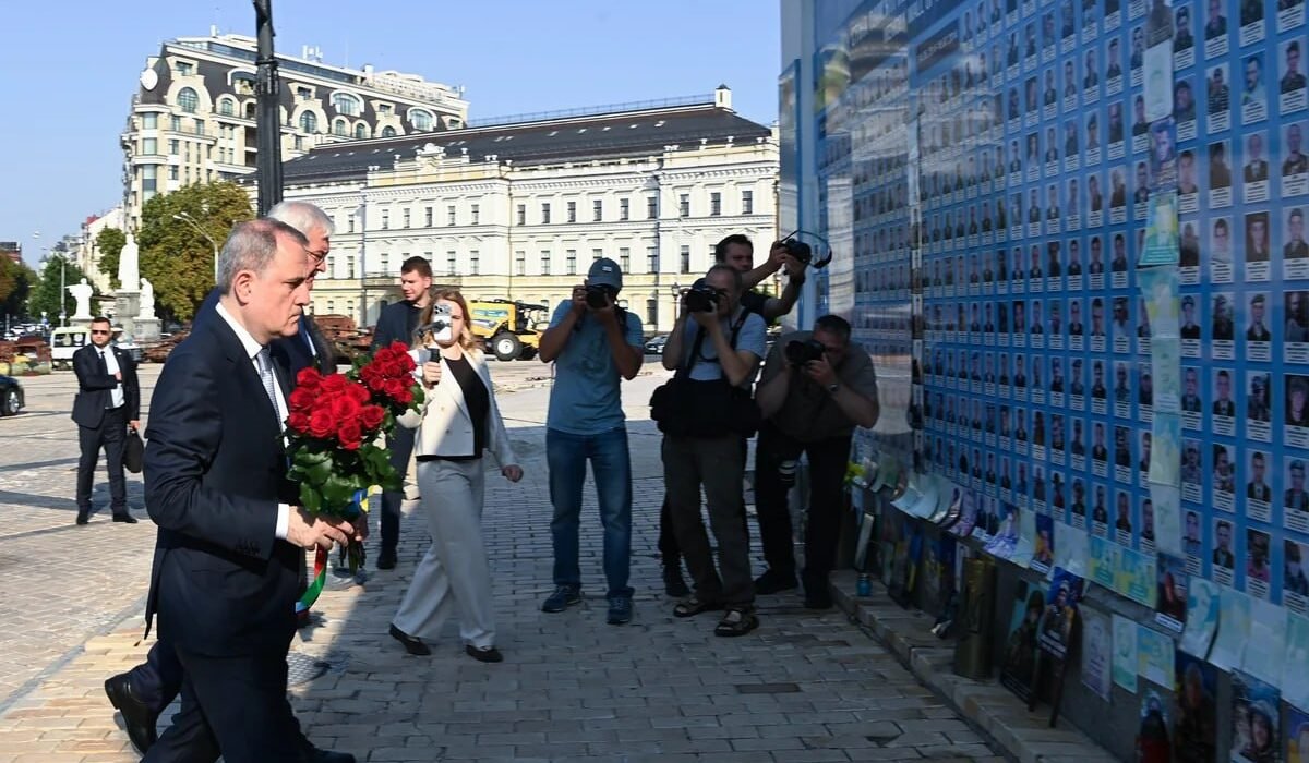 Джейхун Байрамов и Андрей Сибига возлагают венок к мемориалу в Киеве