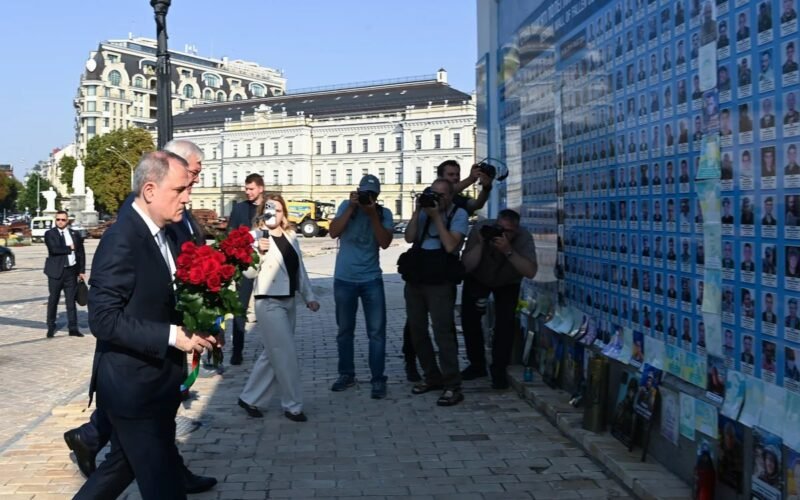 Джейхун Байрамов посетил мемориал в Киеве и ознакомился с выставкой БПЛА