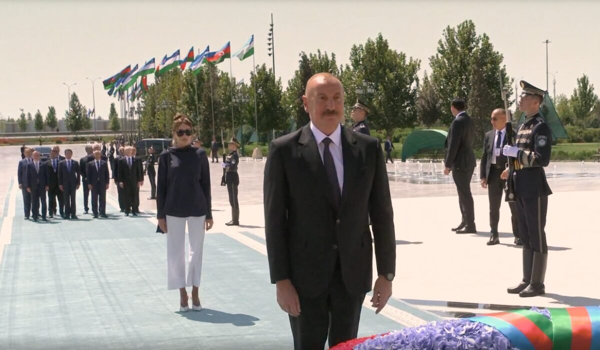 Ilham Aliyev visits Independence Monument in Tashkent