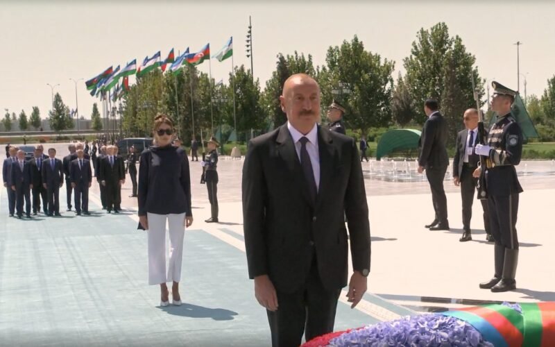 Ilham Aliyev visits Independence Monument in Tashkent