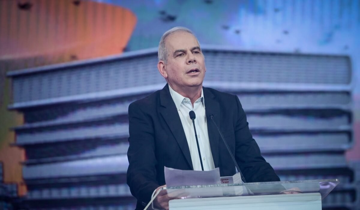 TV presenter Oren Nahari speaking at the Sapir Prize award ceremony in Tel Aviv