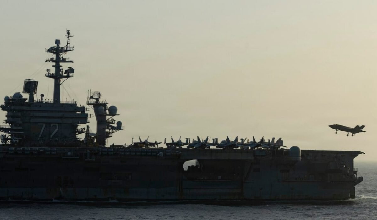 Авианосец ВМС США USS Abraham Lincoln во время операций в районе Ормузского пролива