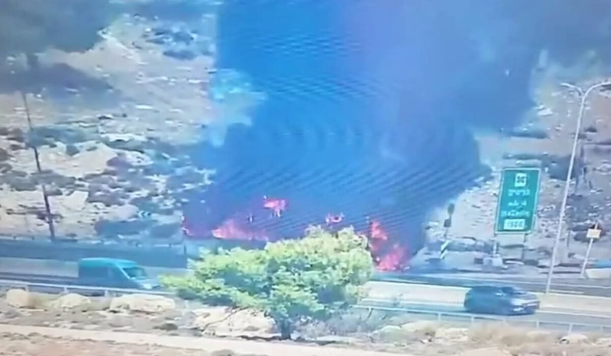 Yerusəlim və Maale-Adumim arasında 1 nömrəli şossedə yanan avtobus