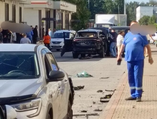 Сотрудники правоохранительных органов на месте происшествия