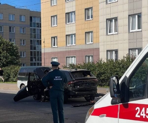 Сотрудники правоохранительных органов на месте происшествия