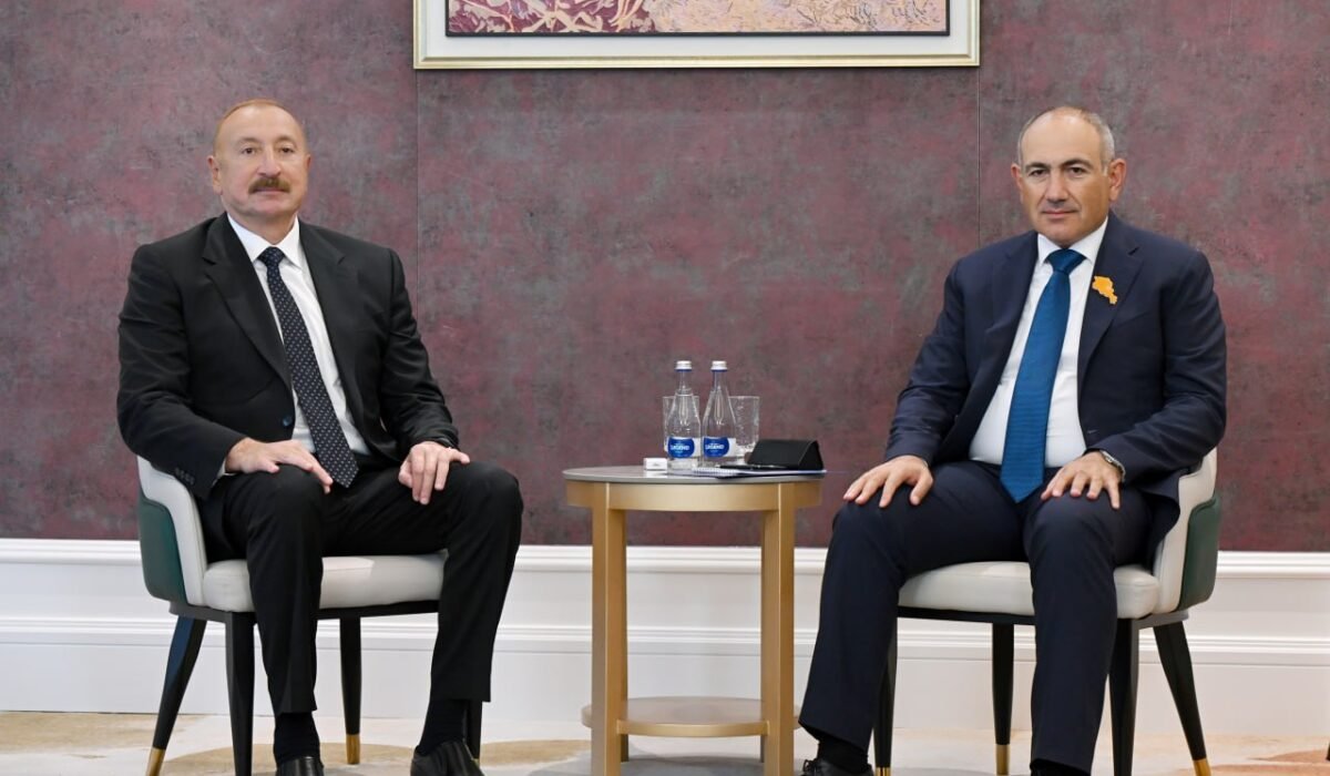 Azərbaycan Prezidenti İlham Əliyev və Ermənistanın Baş naziri Nikol Paşinyan Bişkekdə görüş zamanı