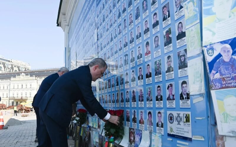Джейхун Байрамов и Андрей Сибига возлагают венок к мемориалу в Киеве