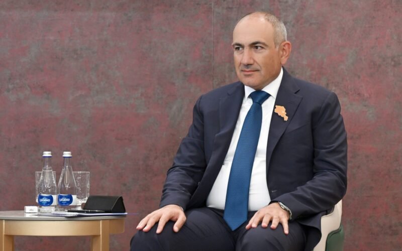 Azərbaycan Prezidenti İlham Əliyev və Ermənistanın Baş naziri Nikol Paşinyan Bişkekdə görüş zamanı