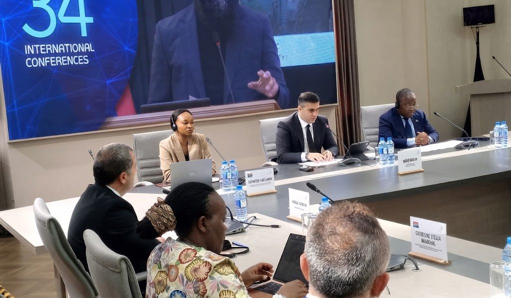 Bakıda keçirilən beynəlxalq konfransın iştirakçıları müstəmləkə irsi məsələlərini müzakirə edirlər.