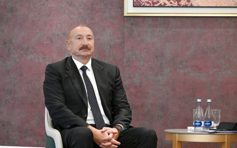 Azərbaycan Prezidenti İlham Əliyev və Ermənistanın Baş naziri Nikol Paşinyan Bişkekdə görüş zamanı