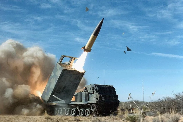 Реактивная система залпового огня M270 и баллистическая ракета ATACMS
