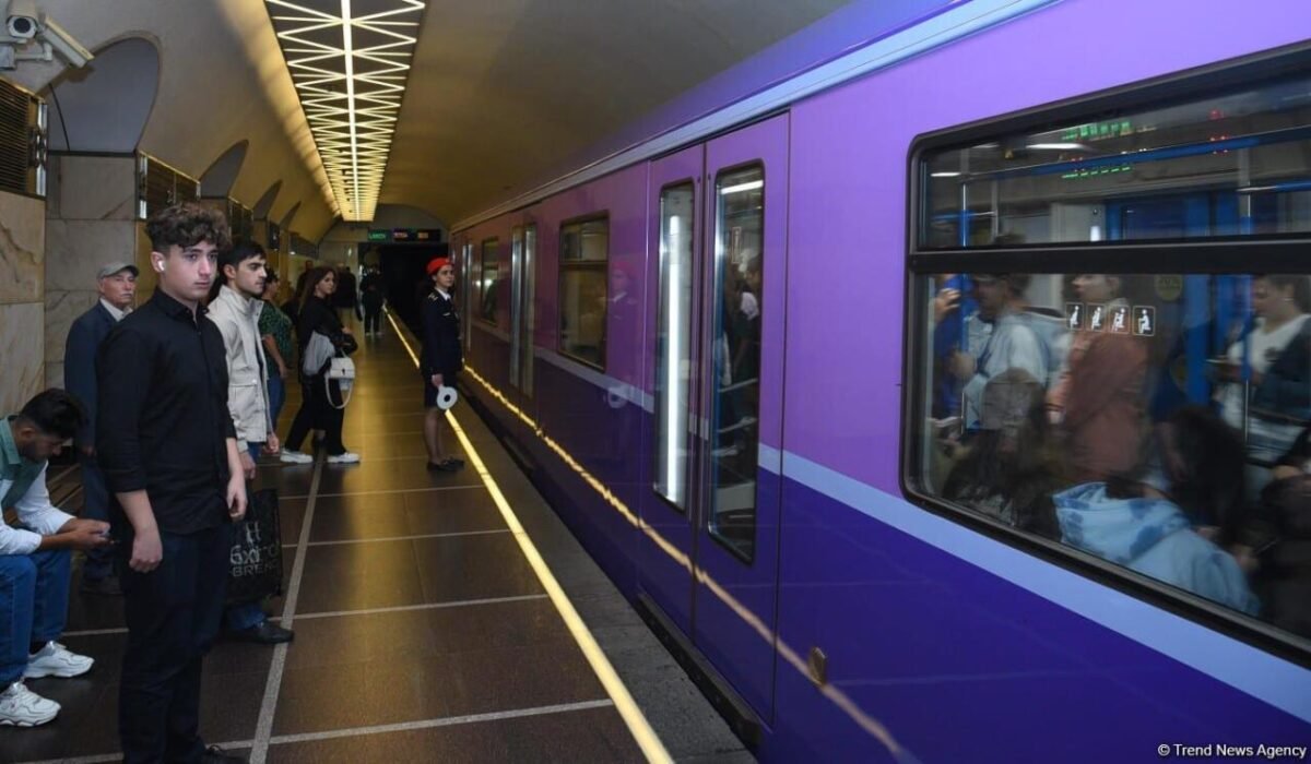 Futbol oyunundan əvvəl Bakı Metropoliteninin stansiyasına giriş