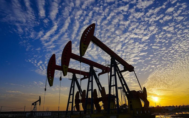 В июле суточная добыча нефти составила 440 тысяч баррелей