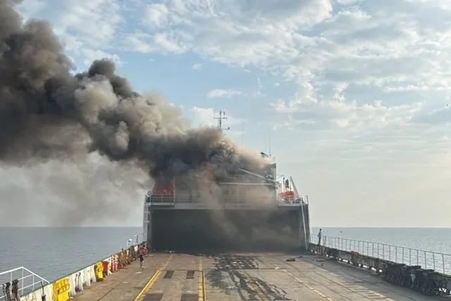 Грузовое судно в открытом море