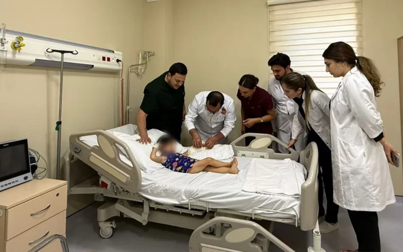 Azərbaycanlı cərrahlar ağır xəsarət alan 3 yaşlı uşağın əlini bərpa ediblər