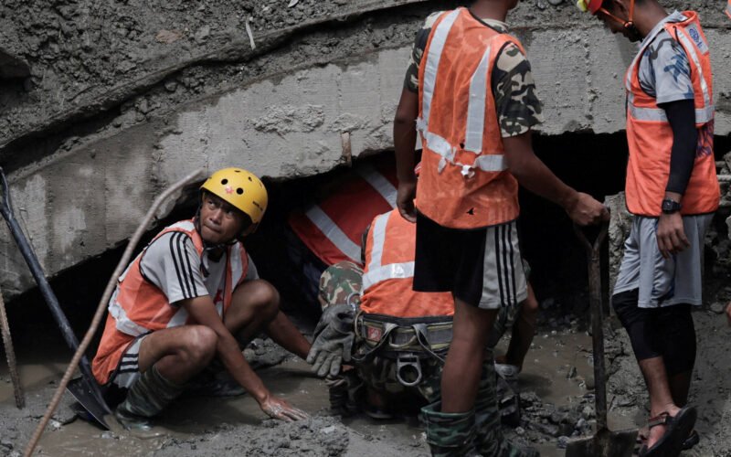 Nepalda daşqından 9 gün sonra iki işçi sağ xilas edilib