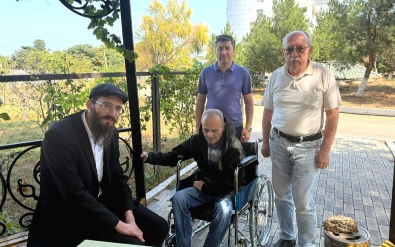 Representatives of the Baku Religious Community of European Jews at the nursing home