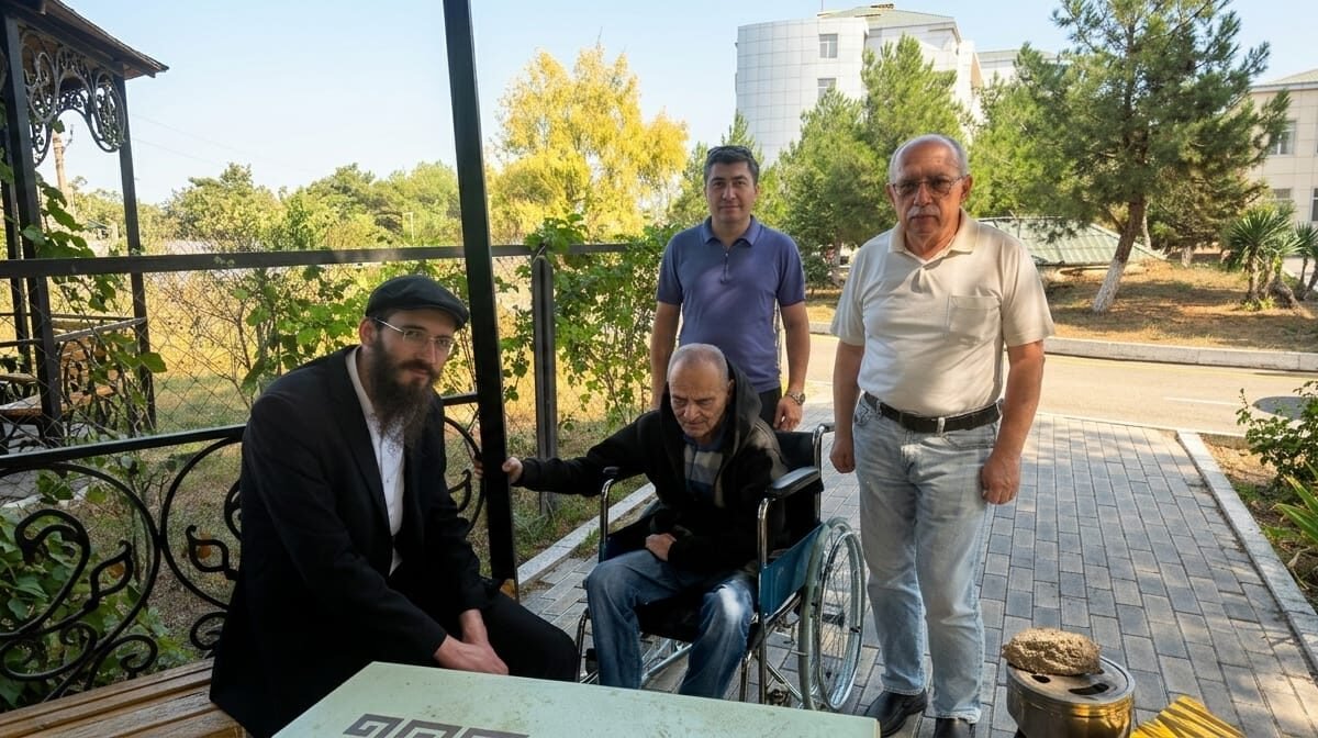 Representatives of the Baku Religious Community of European Jews at the nursing home
