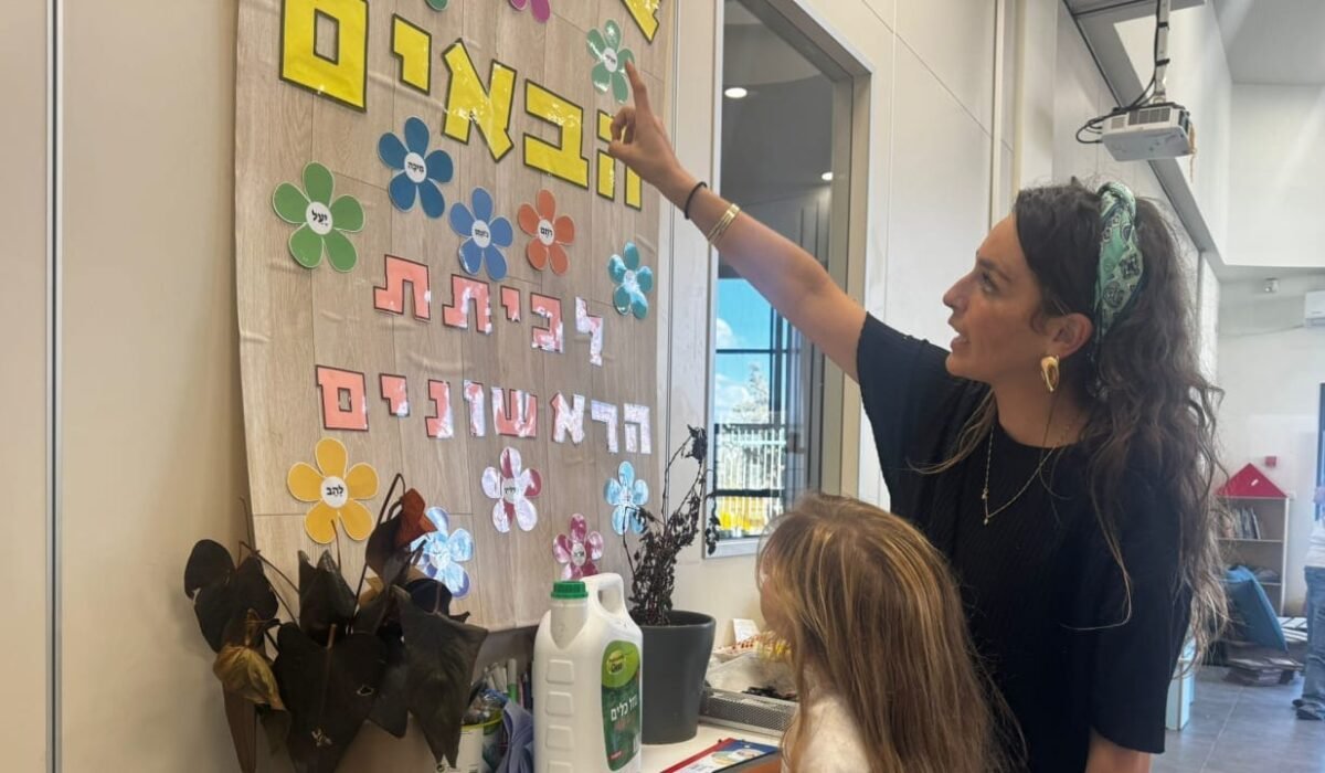 Ofra Erlich teaching a class in Metula