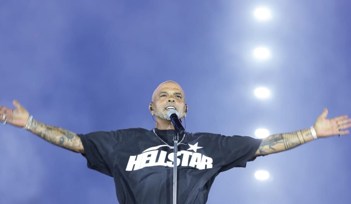 Eyal Qolan Tel-Əvivdəki Blumfild stadionunda çıxış edir