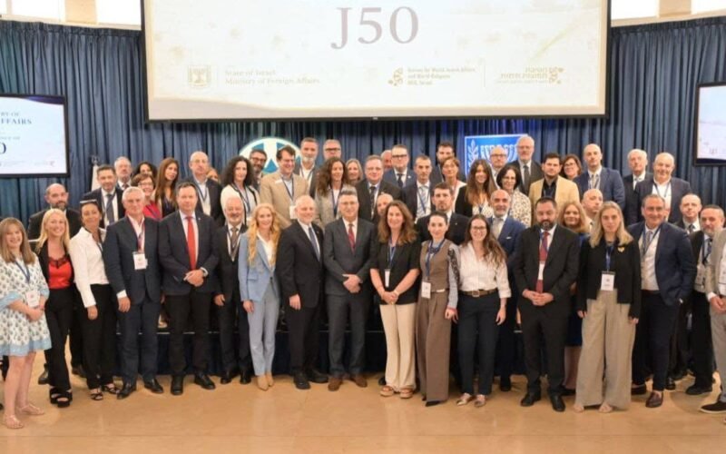 Замир Исаев выступает на конференции J50