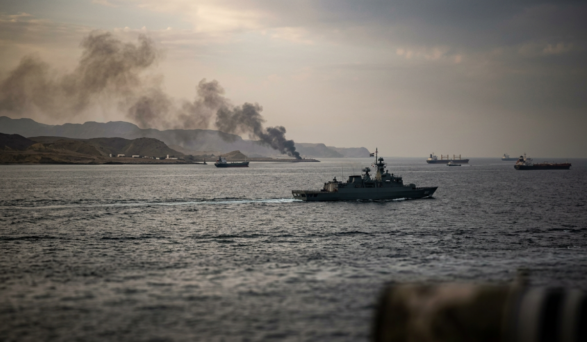 Изображение нефтяного танкера и военных кораблей в Ормузском проливе.